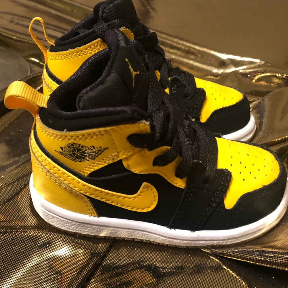 Black and Yellow Jordan retro 1